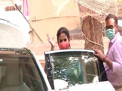 Mumbai: मातोश्री के लिए निकलीं Urmila Matondkar, Shiv sena में होंगी शामिल