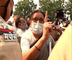 Yogi Adityanath | योगी आदित्यनाथ वास्तव्याला असलेल्या हॉटेलबाहेर राष्ट्रवादीचं आंदोलन