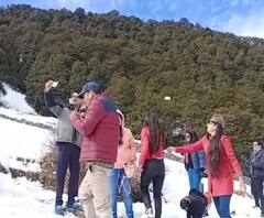 औली में बर्फबारी से बढ़ी ठंड, सैलानियों के चेहरे खिले