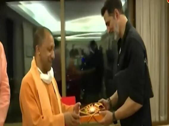 CM Yogi meets Akshay Kumar & other biggies over 'UP Film City' | Master Stroke 