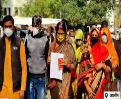 हत्या के मामले में पुलिस पर गंभीर आरोप, नाराज ग्रामीणों का प्रदर्शन | ABP Ganga 