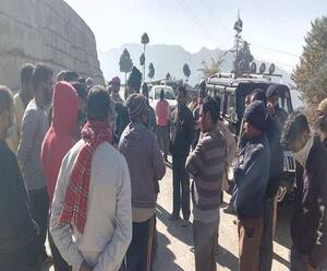 Tehri: ऑलवेदर रोड के रास्ते से गिरकर युवक की गई जान, ग्रामीणों ने काटा हंगामा| Uttarakhand Prime