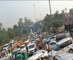 NOIDA-Chilla Border पर किसानों का हंगामा, लंबा जाम लगा | ABP Ganga 