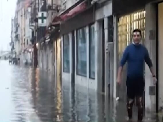 Italy में कुदरत का कहर जारी, धीरे धीरे डूब रहा है Venice शहर, कई इलाकों में भरा बाढ़ का पानी