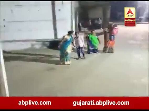 ગાંધીનગરઃ લગ્નમાં ગરબા ઘૂમતી હતી મહિલા..અને અચાનક જમીન પર ઢળી પડી, જુઓ વીડિયો 