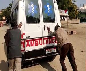 एंबुलेंस में तड़पता मरीज, पर खुद बीमार है एंबुलेंस | Ferozabad | Mudde Ki Baat 