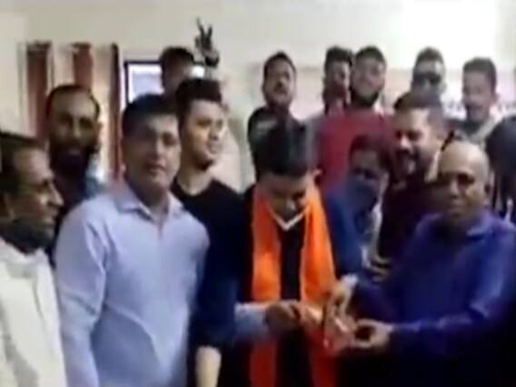 વડોદરામાં ભાજપના નેતાએ જાહેરમાં ઉજવ્યો બર્થ-ડે, અનેક લોકો માસ્ક વગર જોવા મળ્યા