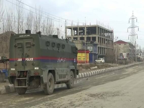 શ્રીનગરમાં આતંકીઓ અને સેના વચ્ચે અથડામણ, એક આતંકીએ સમર્પણ કર્યું, જુઓ વીડિયો