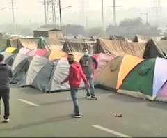 Farmers Protest: दिल्ली-यूपी सीमा पर बढ़ते जा रहे किसान, टेंट से पटी सड़कें | Ground Report