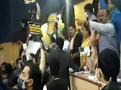 Use of slippers, harsh words and chaos, visuals of Delhi councillors will stun you