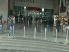 Covid -ve passengers from UK come out from Delhi airport | Ground Report 