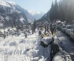 বরফের চাদরে ঢাকল কাশ্মীর, মরশুমের প্রথম তুষারপাত দেখতে উপচে পড়া ভিড়