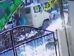 સફાઇ કર્મચારીઓની હડતાળ વચ્ચે AMCની ગાડીએ વસ્ત્રાપુરમાં રોડ પર કચરો ઠાલવ્યો, જુઓ CCTV