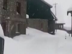 Kashmir में बर्फबारी से जनजीवन प्रभावित, कई मुख्य मार्ग हुए बंद