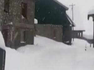 Kashmir में बर्फबारी से जनजीवन प्रभावित, कई मुख्य मार्ग हुए बंद