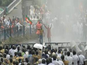 Bengal में चुनाव से पहले चरम पर हिंसा, JP Nadda के काफिले पर हुआ पथराव