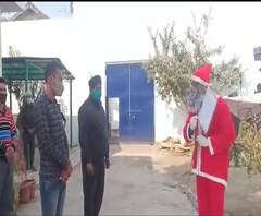 जेल में कैदियों के बीच सेंटा, कैदियों का बांटी टॉफियां