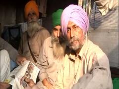 अखबारों के जरिए आंदोलन की जानकारी ले रहे Tikri Border पर बैठे किसान | Ground Report