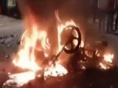 West Bengal : Howrah में TMC कार्यकर्ताओं ने सड़क पर हंगामा किया, दुकानों में आगजनी की