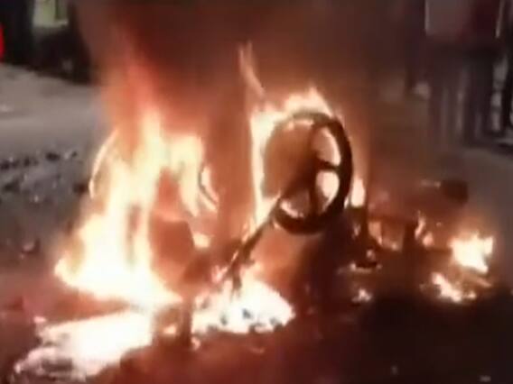 West Bengal : Howrah में TMC कार्यकर्ताओं ने सड़क पर हंगामा किया, दुकानों में आगजनी की