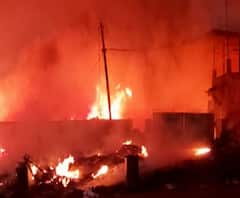 Gujarat Fire | गुजरातच्या वलसाड जिल्ह्यातील सलवाव गावात भंगार गोडाऊनला भीषण आग 