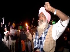 Agitating Farmers at Singhu Border hold candle march to pay tribute to farmers who died during protest
