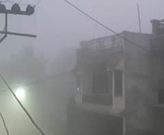 Lucknow में ठंड की दस्तक, कोहरे की चादर से ढक गया पूरा शहर | Khabarein Tabadtod