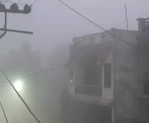 Lucknow में ठंड की दस्तक, कोहरे की चादर से ढक गया पूरा शहर | Khabarein Tabadtod