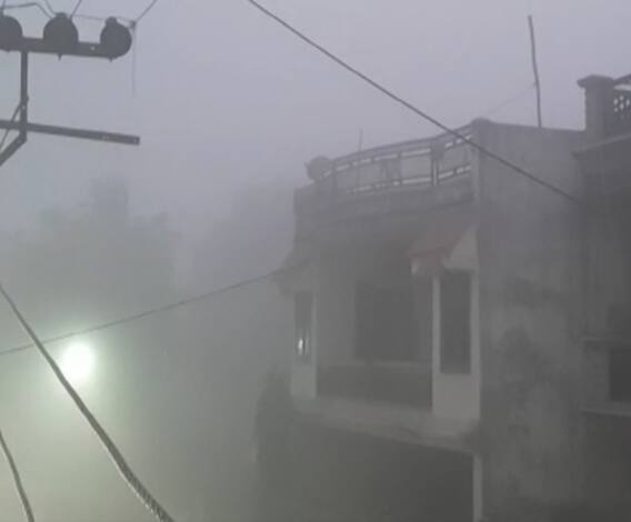 Lucknow में ठंड की दस्तक, कोहरे की चादर से ढक गया पूरा शहर | Khabarein Tabadtod