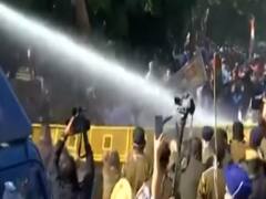 Farm Bill Protest: Chandigarhમાં પ્રદર્શન કરી રહેલા ખેડૂતો પર પાણીનો મારો ચલાવાયો 