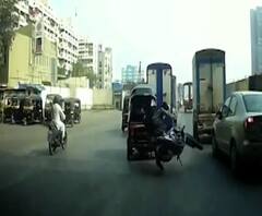 CCTV | सिग्नलवर वाद, रिक्षाचालकाची दुचाकीस्वाराला धडक; मुंबईतील व्हिडीओ व्हायरल