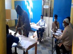 GHMC Election : वोटिंग हो चुकी है शुरु, पर वोट डालने वालों की संख्या कम | Ground Report 