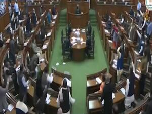 दिल्ली में ठंड से बुरा हाल, कपकपाते किसान, लेकिन सियासत है कि थमती नहीं | मास्टर स्ट्रोक