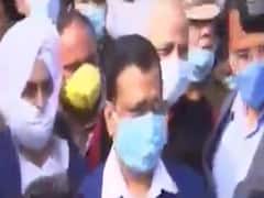 દિલ્હીના મુખ્યમંત્રી અરવિંદ કેજરીવાલે ખેડૂતો સાથે કરી મુલાકાત, જુઓ વીડિયો