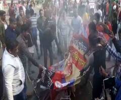 BJP's North Bengal Bandh: শিলিগুড়িতে সরকারি বিজ্ঞাপনের পোস্টার ছিঁড়ে, পুড়িয়ে বিক্ষোভ BJP-র 