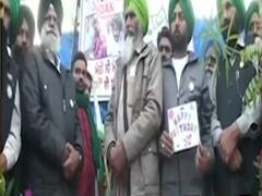 किसान आंदोलन: टिकरी बॉर्डर पर प्रदर्शन के बीच किसान ने केक काट कर मनाया बेटी का पहला बर्थडे