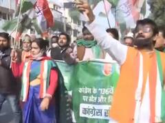 कांग्रेसी कार्यकर्ता स्थापना दिवस पर निकाल रहे थे पदयात्रा, पुलिस ने 50 लोगों को किया गिरफ्तार