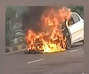 Lucknow: अचानक कार बन गई आग का गोला, ड्राइवर ने कूदकर बचाई जान| Ganga Prime