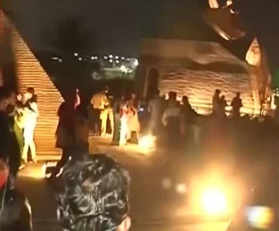 বড়দিনের সন্ধ্যায় বাঁধভাঙা ভিড় ইকো পার্ক থেকে পার্ক স্ট্রিটে