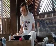 महामृत्यूंजय जप करणारं ऑस्ट्रेलियन जोडपं, लॉकडाऊनमध्ये गावकऱ्यांसाठी उपलब्ध केली कामाची संधी