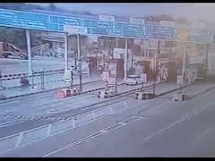 રાજસ્થાનમાં ટોલ પ્લાઝા પર ઉભેલી કારને પૂરઝડપે આવતી ટ્રકે મારી ટક્કર, જુઓ CCTV