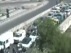 Noida link road completely blocked by farmers