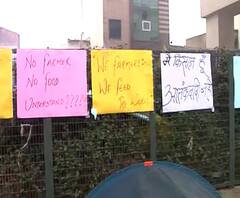 Farmer Protest | टिकरी बॉर्डरवर कार्ड बोर्डच्या माध्यमातून शेतकऱ्यांसाठी पंजाबी आणि हिंदीत विविध संदेश