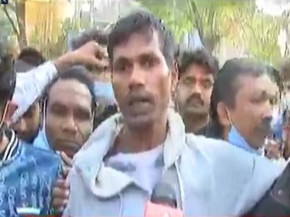 વડોદરામાં સયાજી કોવિડ હોસ્પિટલના કર્મચારીઓ હડતાળ પર, દારૂના નશામાં કર્મચારીને માર માર્યાનો આરોપ, જુઓ વીડિયો