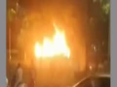 अचानक धू-धूकर जलने लगी बस