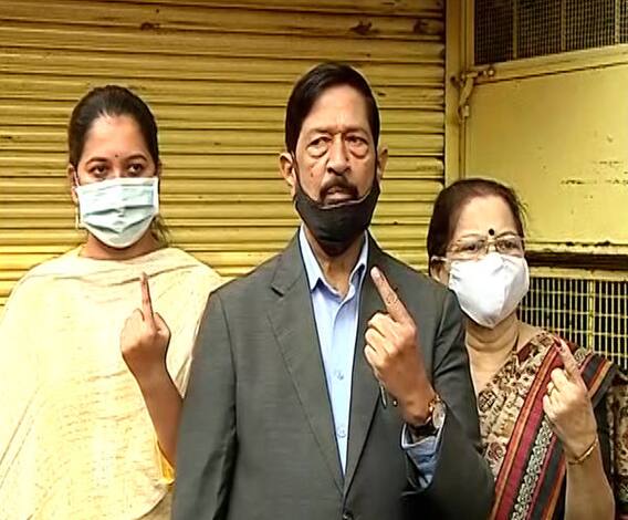 Pune Graduate Teacher Constituency Election | भाजप खासदार गिरीश बापट यांनी मतदानाचा हक्क बजावला