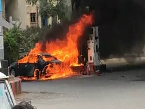 पेट्रोल भरते समय अचानक टैंकर में लगी आग | West Bengal