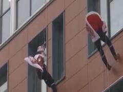 रूस में क्रिसमस पर आसमान से उतरा सैंटा क्लॉस