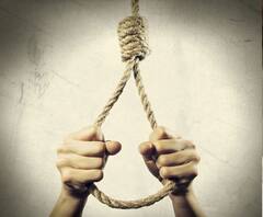 खुदकुशी का प्रयास कर रहा है किसान, वायरल हुआ वीडियो तो एक्शन में आई पुलिस | ABP Ganga