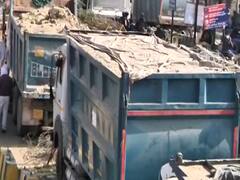 किसान आंदोलन में तेजी को देखते हुए सिंघु बॉर्डर पर बढ़ाया जा रहा है सुरक्षा घेरा । Ground Report